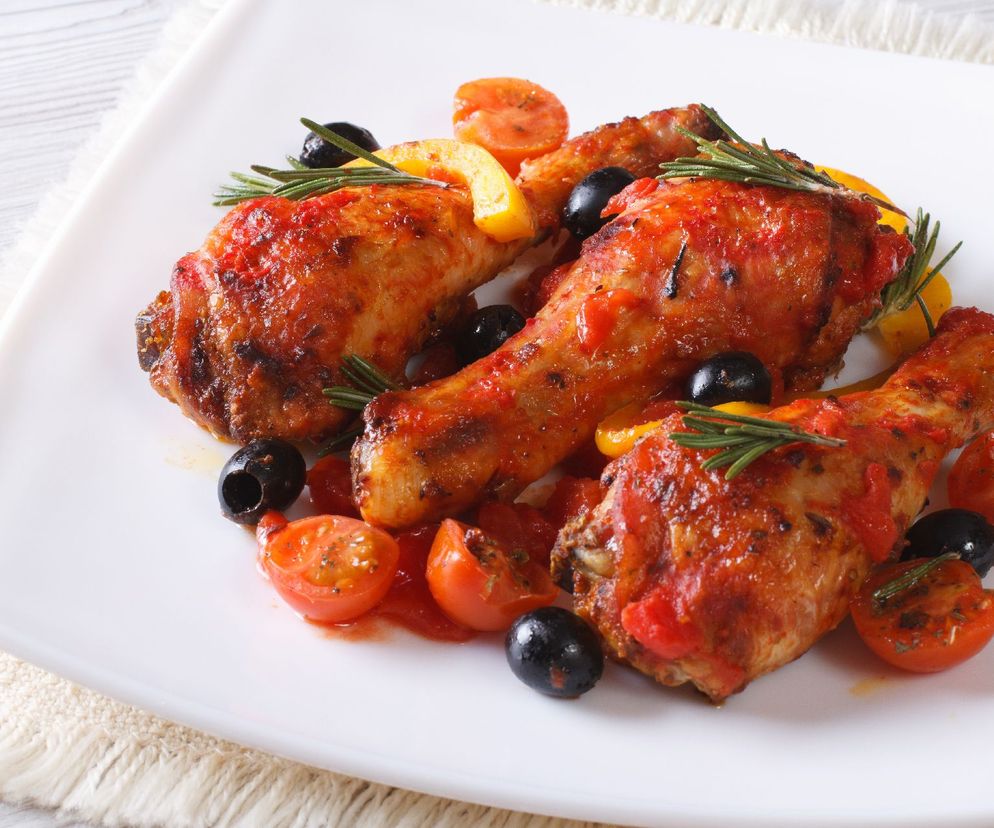 Rozpływające się w ustach podudzia z kurczaka w sosie pomidorowym - po prostu cudo za grosze!