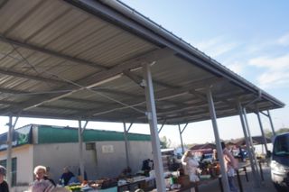 Targowisko przy ul. Grunwaldzkiej w Olsztynie zmienia się w oczach. Ruszył remont kolejnej wiaty [ZDJĘCIA]