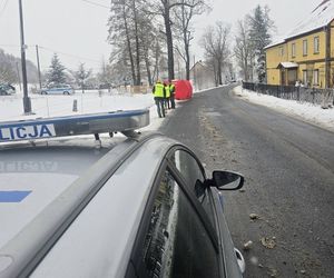 Koszmar na drodze koło Jawora. Kierowca dostawczaka z impetem uderzył w drzewo 