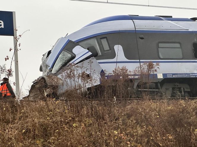 Zderzenie pociągu z ciężarówką. Skład PKP Intercity się wykoleił. Trwa akcja ratunkowa