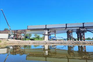 Zakończyła się operacja nasuwania i zespalania około 100-metrowej, ważącej 300 ton części stalowej konstrukcji na znajdującą się w rzece podporę nurtową.