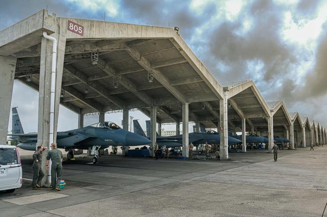 Amerykańskie samoloty F-15 i F-16 w Japonii