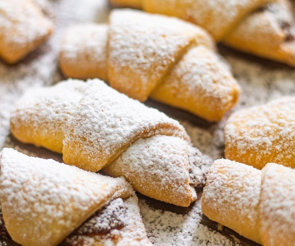 Chrupiące i podwójnie maślane. Te domowe rogaliki z powidłami śliwkowymi piekę zamiast ciasta 