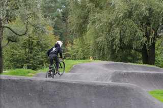 Wiemy, gdzie zbudują pumptracki. W Osiecznej i w Kąkolewie za 4 miesiące będzie można jeździć na specjalnych torach