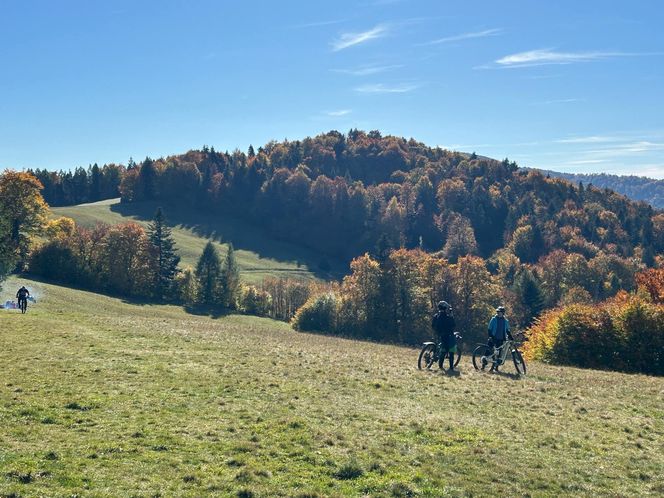 Małopolskie pasmo górskie zachwyca jesiennym pięknem. Ukryta perełka z widokiem na tatry 