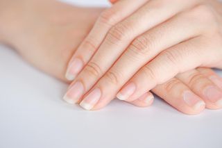 Te produkty wzmacniają paznokcie od środka. Sprawdź, co warto włączyć do diety
