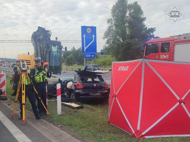 Tragedia na A4. W koparkę wjechał samochód. W środku było 5 osób