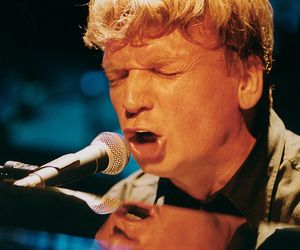 Grzegorz Ciechowski miał tylko grac na klawiszach. Tak Republika debiutowała na scenie