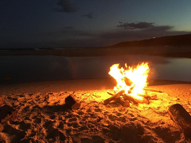 Rozpalanie ogniska na plaży