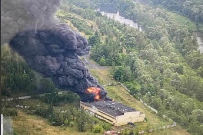 Gigantyczny pożar lokomotywowni na Śląsku Cieszyńskim. Słup ognia i kłęby dymu widoczne z wielu kilometrów