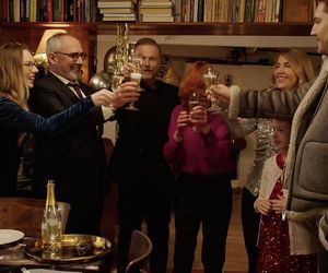 M jak miłość, zabawa sylwestrowa. Werner (Jacek Kopczyński), Andrzej Budzyński (Krystian Wieczorek), pani Ola (Ewa Kolasińska), Sylwia (Hanna Turnau), Viola (Magdalena Waligórska), Nadia (Mira Fareniuk), Dima (Michaił Pszeniczny)