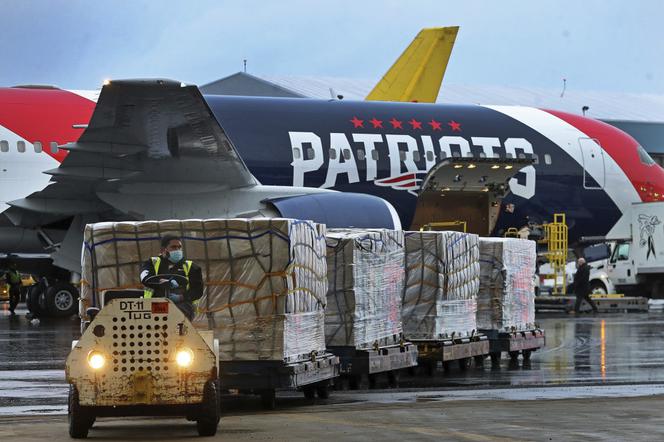 Samolot New England Patriots dostarczył maseczki
