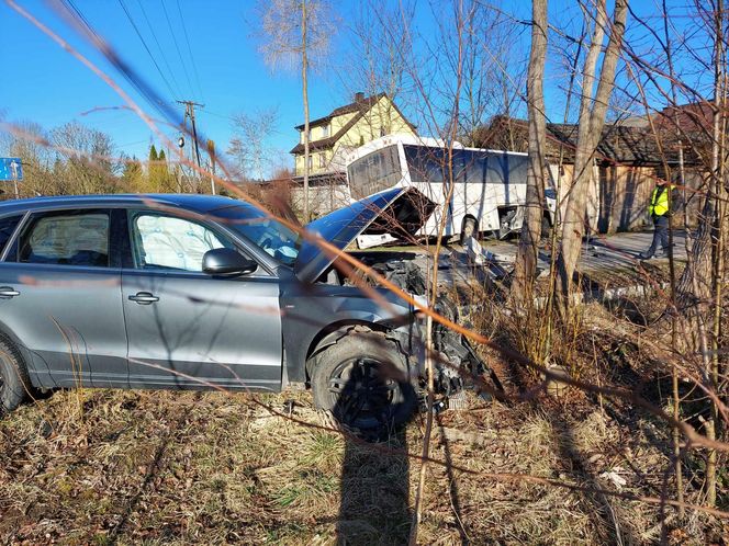 Zderzenie autobusu z autem osobowym w Rzepinku