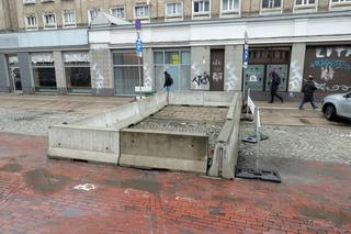 Dziura niezgody w al. Solidarności. Urzędnicy nie mogą się dogadać, kto ma zapłacić za naprawę