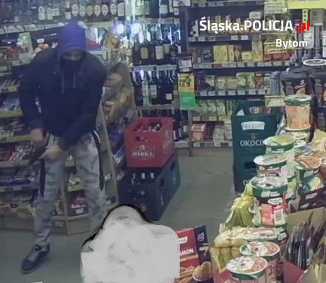 Policja szuka tych bandziorów! Napadli na Żabkę z bronią w ręku [ZDJĘCIA]