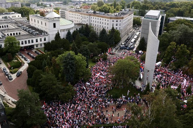 Banery na powitanie Nawrockiego 