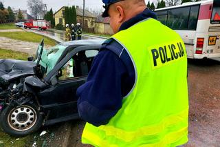 Zderzenie autobusu z dziećmi z volkswagenem! Fatalny wypadek pod Rawą Mazowiecką [ZDJĘCIA]. 
