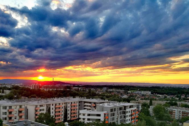 Zachód słońca nad Krakowem [ZDJĘCIE DNIA]