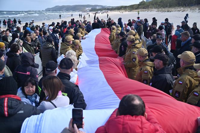 Najdłuższa flaga narodowa w Polsce mierzy ponad 2 km 700 metrów. To nowy rekord Polski!