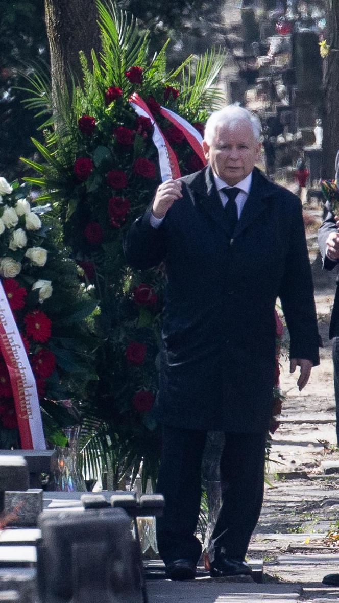 Kaczyński na grobie ukochanej mamy