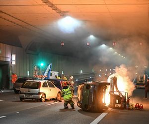 Pożar i dachowanie auta w tunelu POW