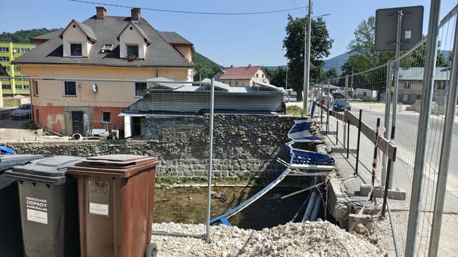 Stronie Śląskie niemal rok po powodzi. Jak wygląda dziś miejsce, gdzie pękła tama? 