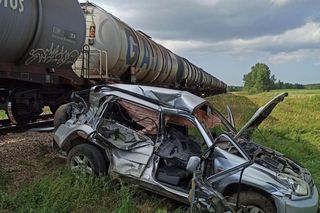 Wołyńce. Młody kierowca wjechał wprost pod nadjeżdżający pociąg towarowy