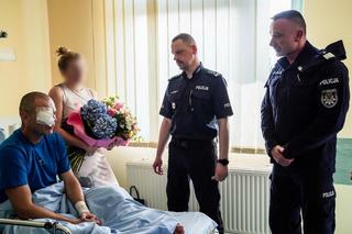 Policjant z Wrocławia postrzelony w głowę. Przełożeni odwiedzili go w szpitalu [ZDJĘCIA]. 