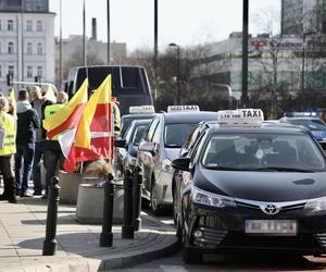 Wielki protest taksówkarzy w centrum Warszawy. Chcą podniesienia stawek!