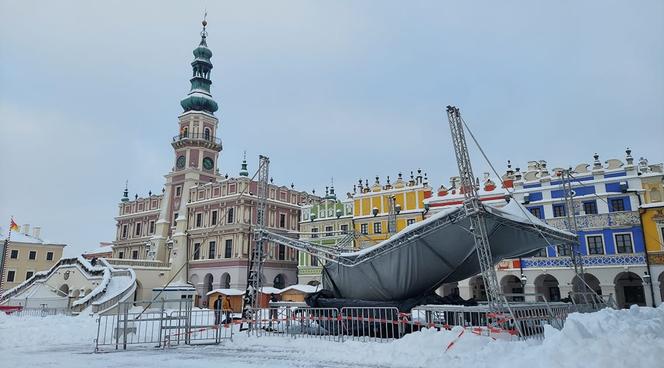 Zawaliła się plenerowa scena na Rynku Wielkim w Zamościu. Nie wytrzymała naporu śniegu