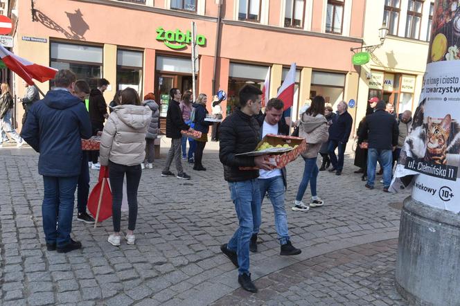 Rolnicy "strajkowali" częstując tym, co mają najlepsze! Mieszkańcy byli w szoku