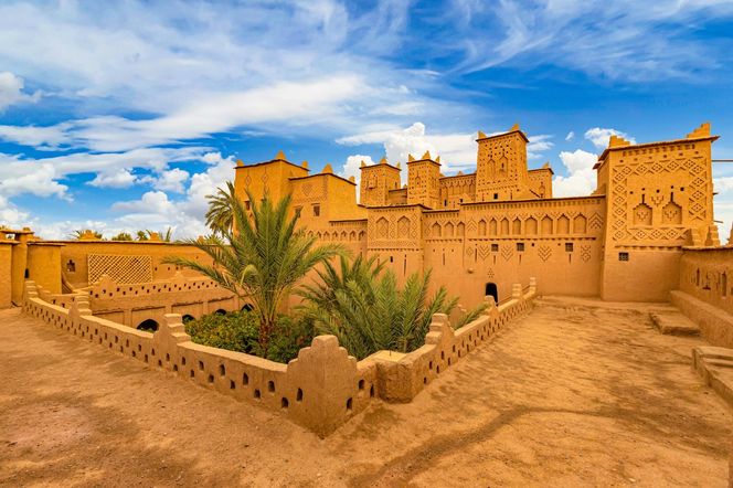 Kasbah Taourirt to historyczny ufortyfikowany kompleks rezydencji lub kasbah w Ouarzazate w Maroku