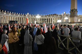 Zło dobrem zwyciężaj. Setki osób czuwały w Watykanie w rocznicę wyboru Jana Pawła II