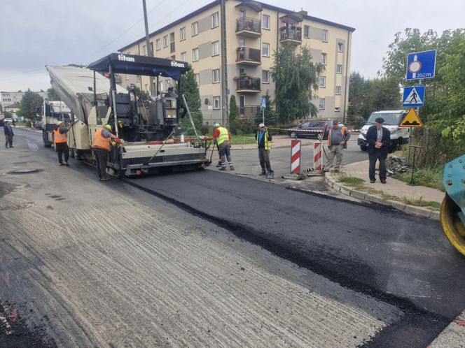 Trwa wylewanie asfaltu na ulicach Granicznej i Mieszka I w Siedlcach