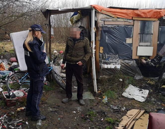 Odmawiają przyjęcia pomocy. Działania policjantów w trosce o osoby bezdomne  