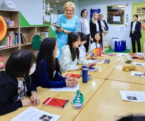 Agata Duda w Korei bibliotekę dla dzieci. Wyglądała niczym bajkowa Elsa