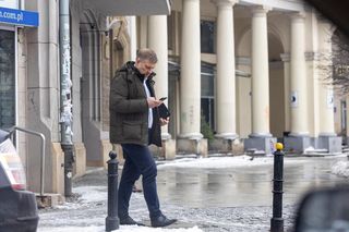 Na pasach z nosem w telefonie. Ekspert do Zandberga: Na Boga, trzeba się oderwać od telefonu