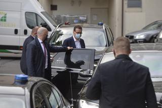 Premier Mateusz Morawiecki opuszcza siedzibę PiS