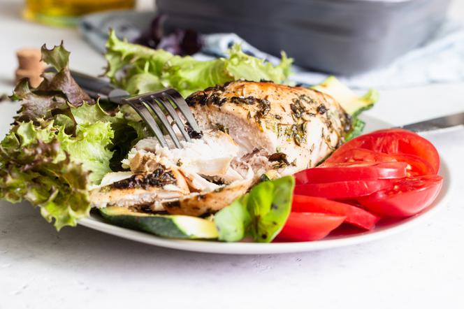 Kurczak z sosem bazyliowym z grilla - przepis