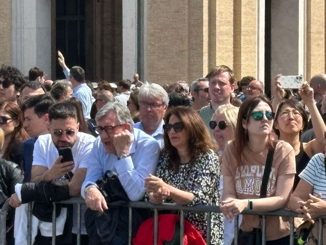 Smutek i modlitwa na placu św. Piotra w Watykanie. Wierni żegnają papieża Franciszka [ZDJĘCIA]