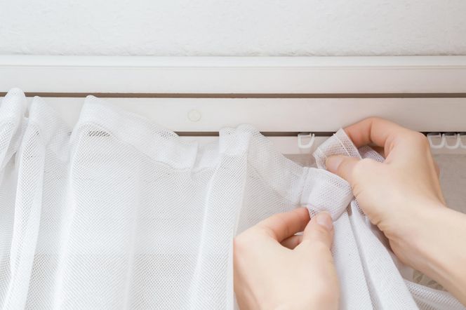 Wrzuć do pralki 5 sztuk między zszarzałe firanki i nastaw pranie. Będą jak nowe. Białe jak śnieg i pachnące. Wybielenie firanek
