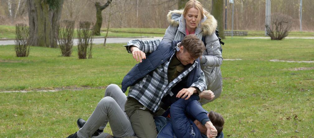 Pierwsza miłość, odcinek 2695, Hania (Joanna Balas), Krystian (Patryk Pniewski), Piotrek (Michał Mikołajczak)