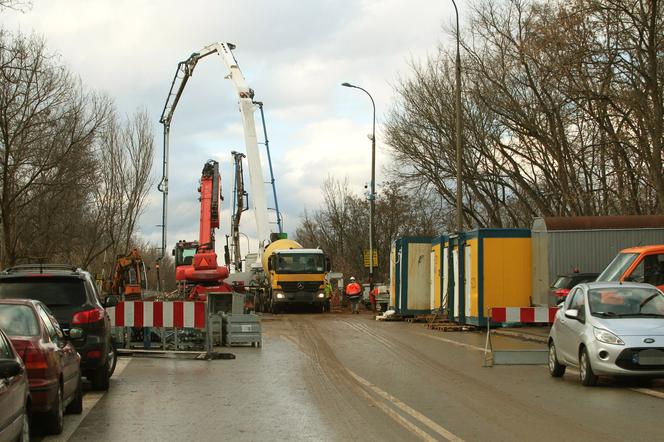 Leją beton na Marywilskiej. Remont walącego się wiaduktu wszedł w kluczowy etap