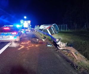 Nocny wypadek autobusu pod Łowiczem. Kilka osób w szpitalu. Pojazd wylądował w rowie [ZDJĘCIA].