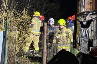 Gigantyczny pożar domku jednorodzinnego w Legionowie. 55-letni Tadeusz trafił do szpitala z poparzeniami całego ciała