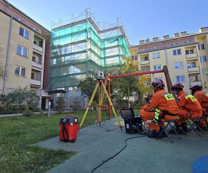 Pilna akcja służb na Ursynowie w Warszawie. Podczas rozbiórki budynku uszkodzono blok. Ewakuacja mieszkańców