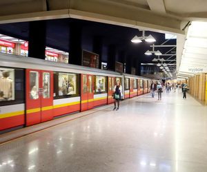 Metro w Warszawie już wozi pasażerów, ale wciąż są drążone nowe linie