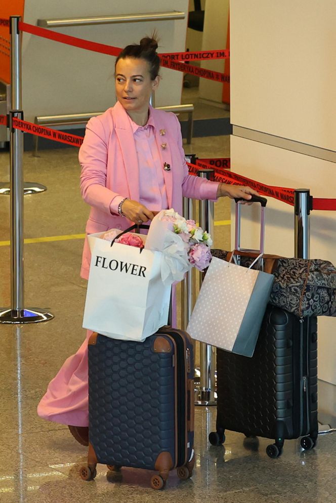 Anna Mucha z rodziną na lotnisku