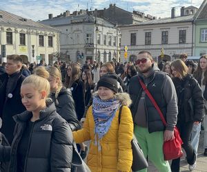 Maturzyści z Nowego Sącza zatańczyli poloneza na Rynku 