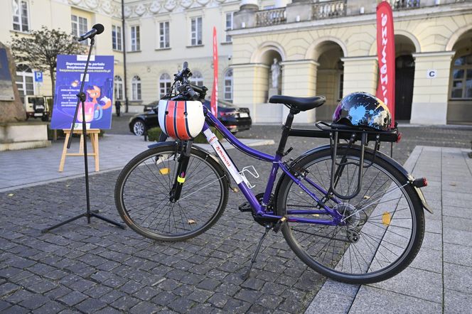 Rośnie liczba wypadków z udziałem hulajnóg. Radni Mazowsza apelują do dzieci i młodzieży: „Noście kaski i odblaski!”